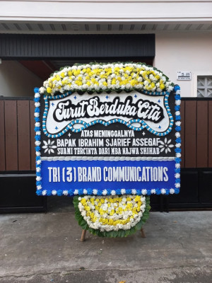 Papan Bunga Duka di Titi Kuning